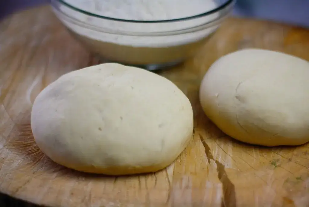 Przepis na ciasto do pizzy z mlekiem i jajkiem, które zaskoczy smakiem