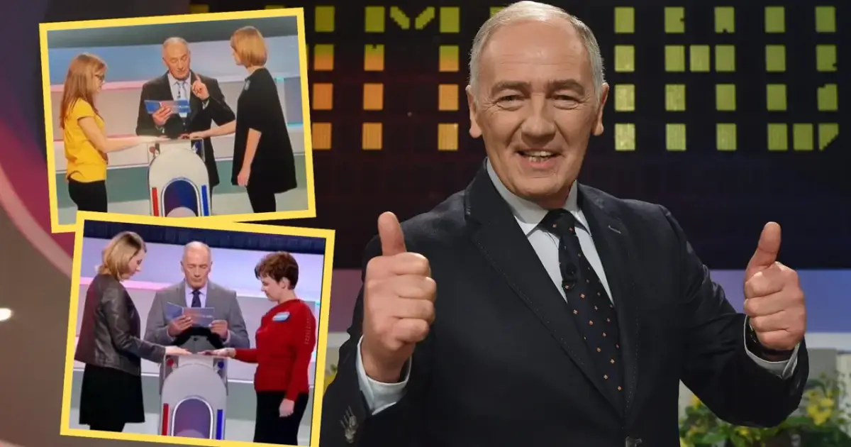 Prowadzący Familiady z kciukiem w górę, obok fragmentów gry z uczestnikami.