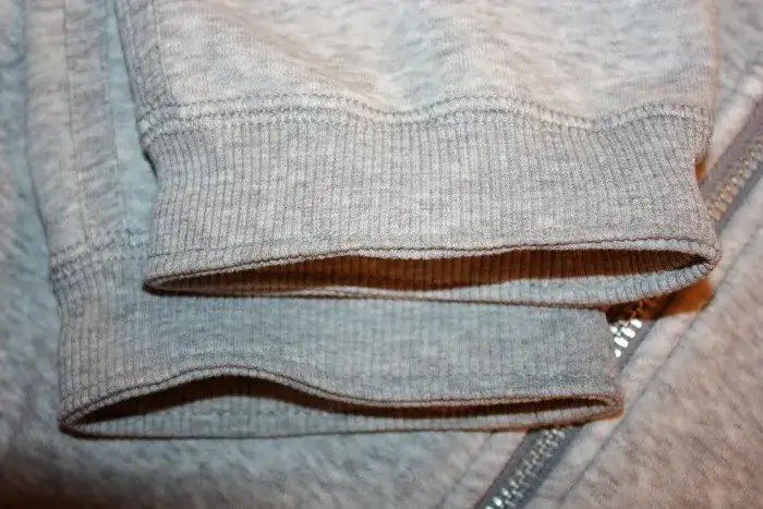 Jak zwęzić ściągacz w bluzie i uniknąć luźnych rękawów