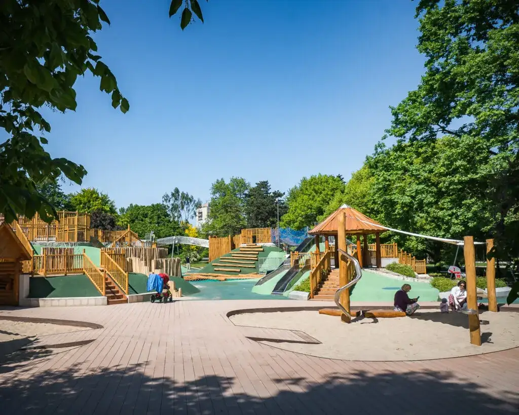 Czy plac zabaw w parku ujazdowskim jest otwarty po remoncie?