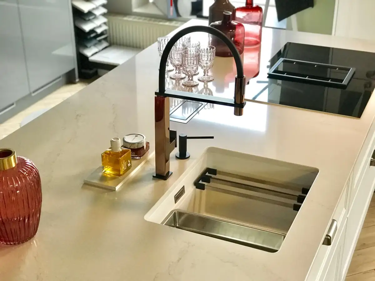 Konglomerat kwarcowy czy kompozyt? Ostateczne porównanie blatów