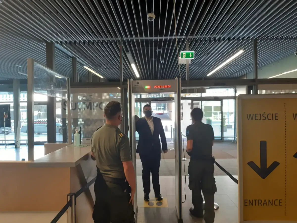 Czy mierzą temperaturę na lotnisku? Sprawdź aktualne zasady i obawy