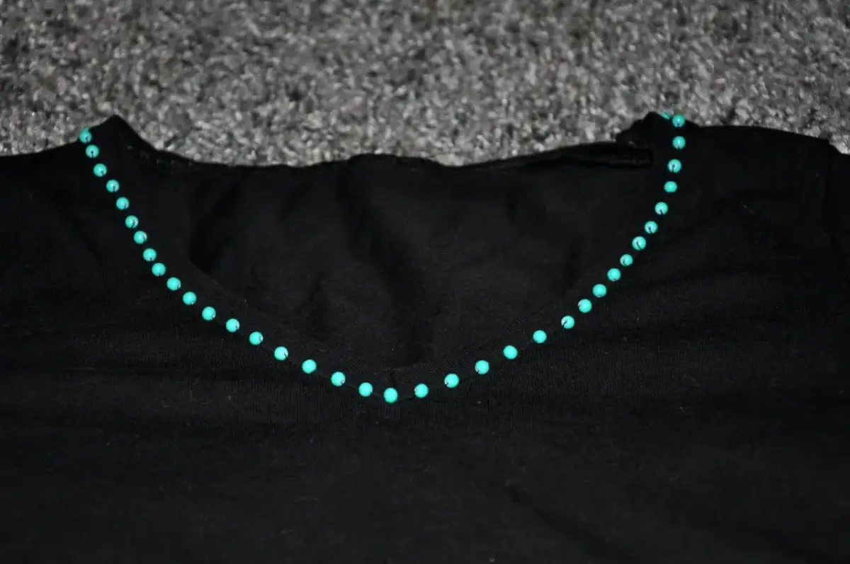 Jak ozdobić bluzkę koralikami? Stwórz unikalny styl DIY!