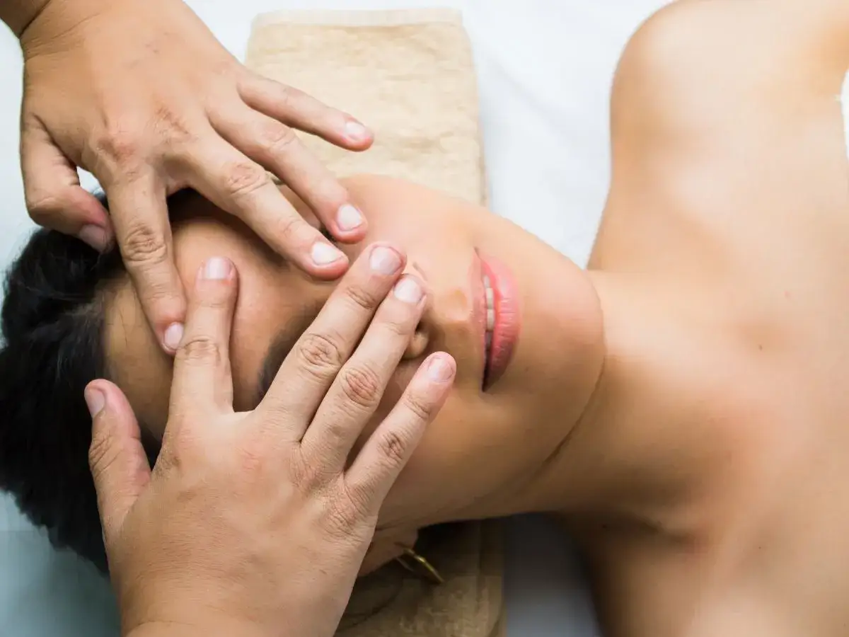 Masaż Kobido jak się przygotować? Delikatne dłonie terapeuty wykonują liftingujący masaż twarzy, relaksując i odmładzając skórę.