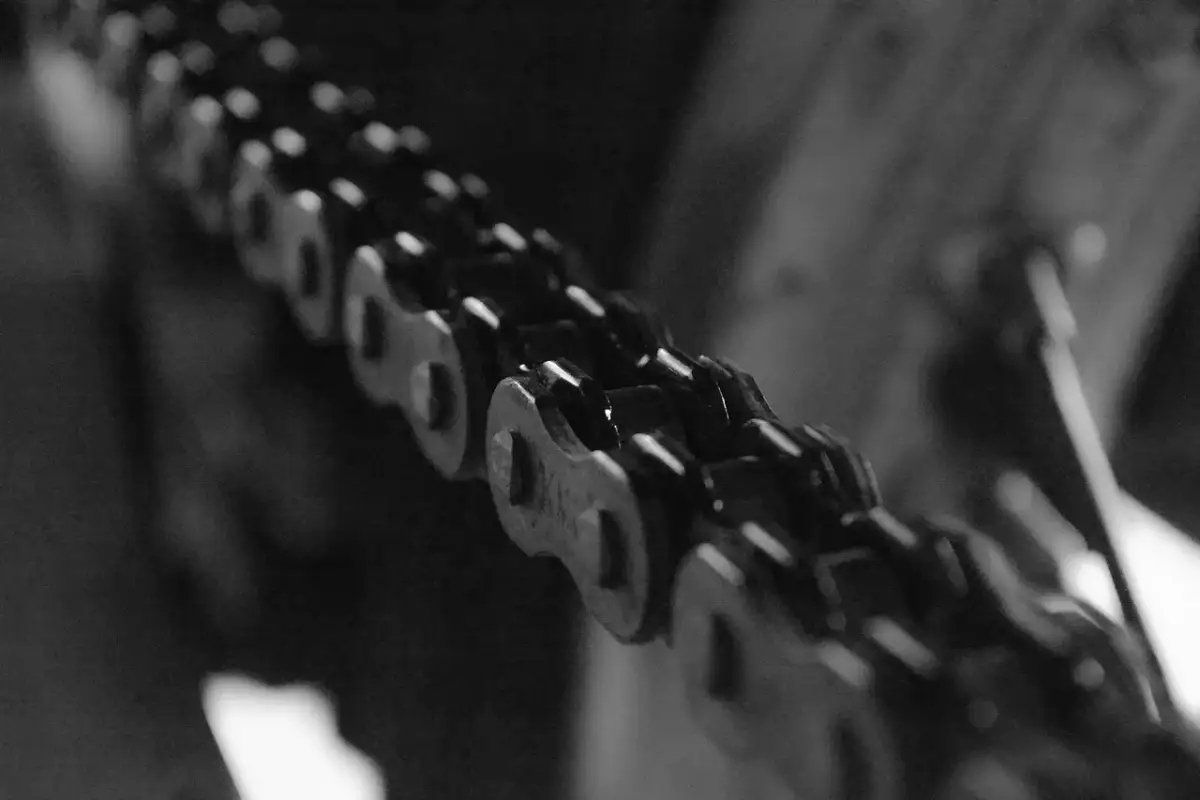 Czym czyścić łańcuch motocyklowy, by uniknąć kosztownych napraw?
