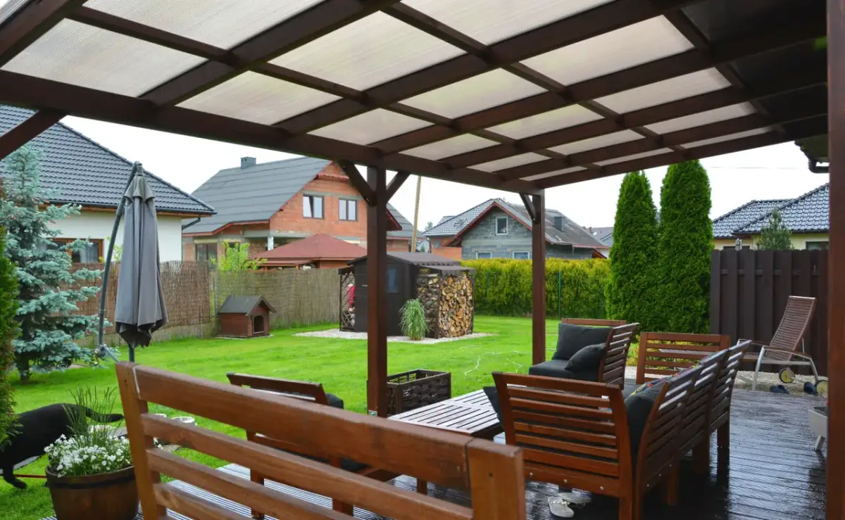 Jakie drewno na zadaszenie tarasu - uniknij najczęstszych błędów