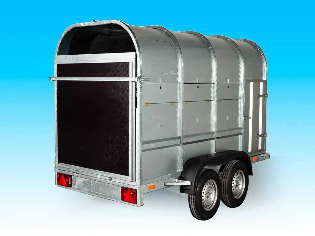 Nowa przyczepa do bydła, solidna, metalowa, z podwójnymi osiami i drzwiami z tyłu.