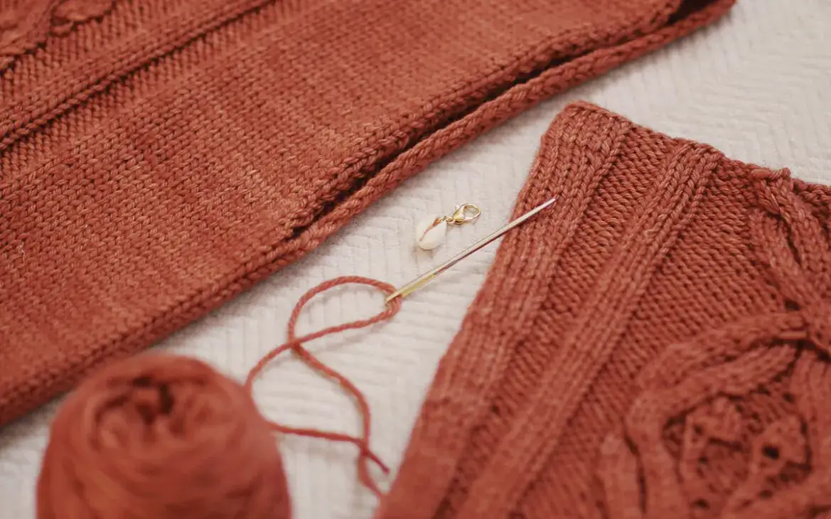 Jak zrobić zapięcie do swetra - proste sposoby na idealne wykończenie
