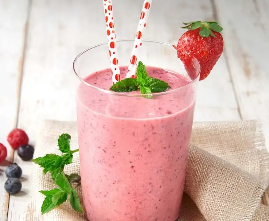 Zdrowe koktajle z jogurtem naturalnym, które pokochasz na śniadanie