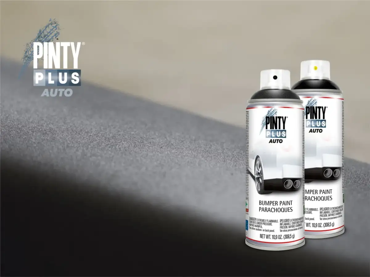 Dwa puszki czernidła do zderzaków Pinty Plus Auto, odnawiające wygląd samochodu.