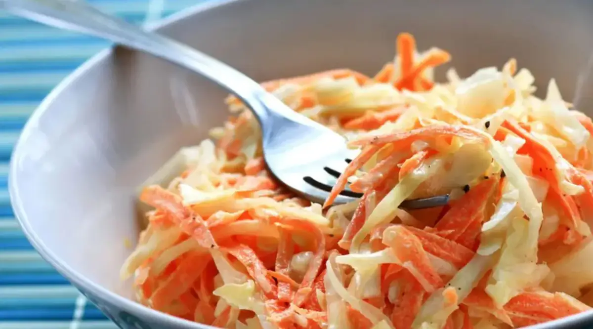 Sałatka jak z chińskiej restauracji – prosty przepis na idealny smak