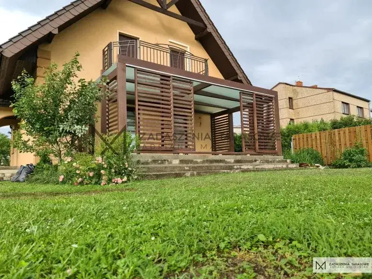 Zadaszenie tarasu pod balkonem: Wybierz mądrze! Materiały i ceny