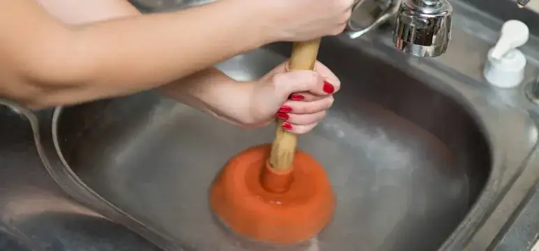 Zatkany zlew? Odetkaj go sodą, kretem lub przepychaczką!