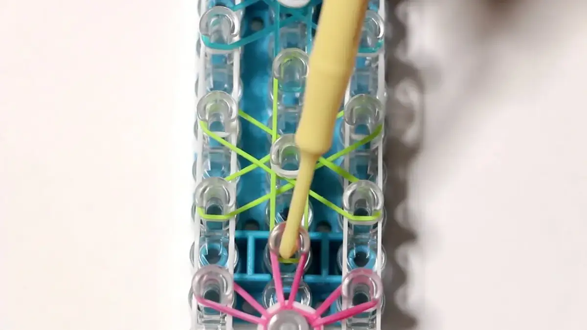 Jak zrobić wisiorek z gumek - proste kroki, które zachwycą każdego