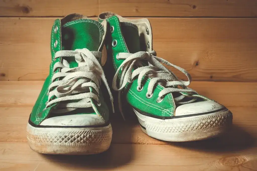 Gdzie oddać stare buty? Sprawdź najlepsze sposoby na ich utylizację