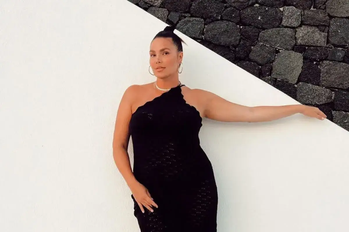 Jak nosić koszulę oversize? Wysmuklające triki dla każdej figury