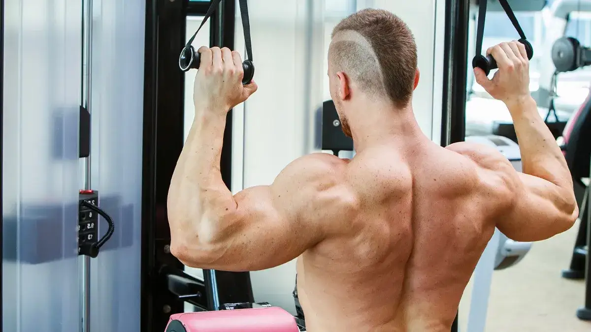 Skuteczne ćwiczenia na wyciągu górnym dla silnych pleców i barków