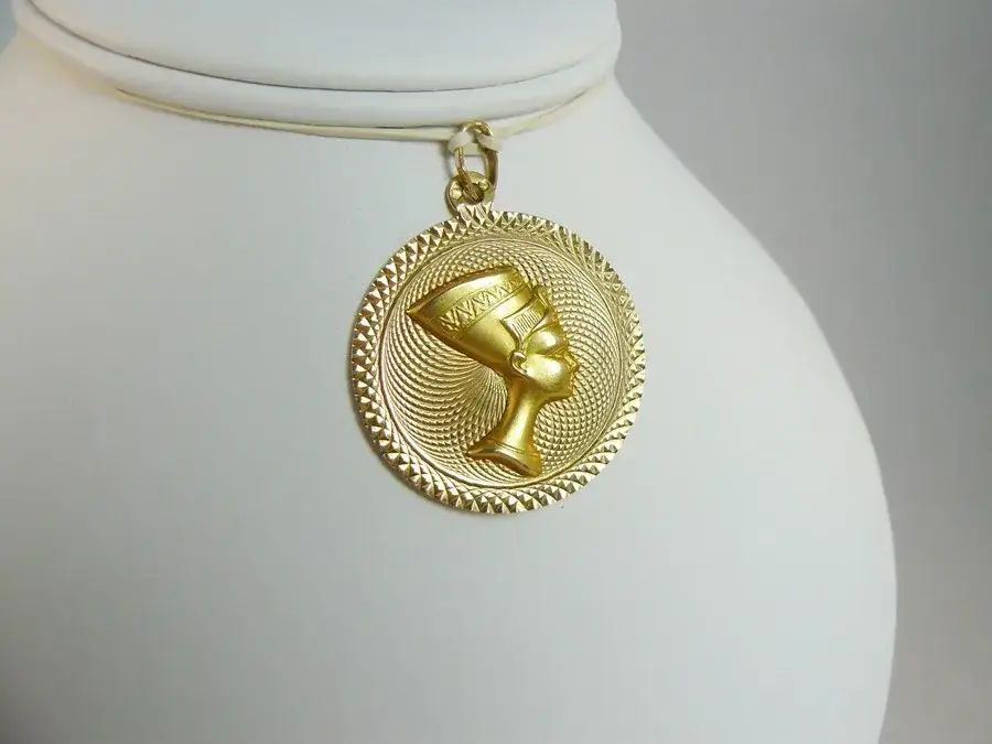 Nefretete wisiorek znaczenie: odkryj tajemnice piękna i kobiecości