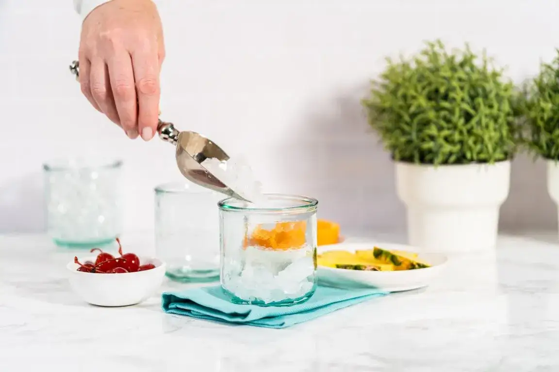 Jak odmierzyć 300g mąki bez wagi? Szklanki, łyżki i sekrety!