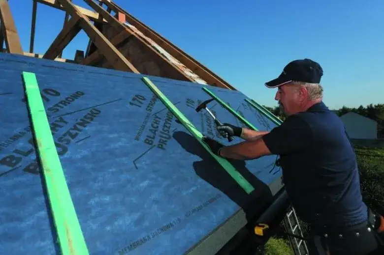 Czy deskować dach pod blachodachówkę? Kluczowe zalety i wady