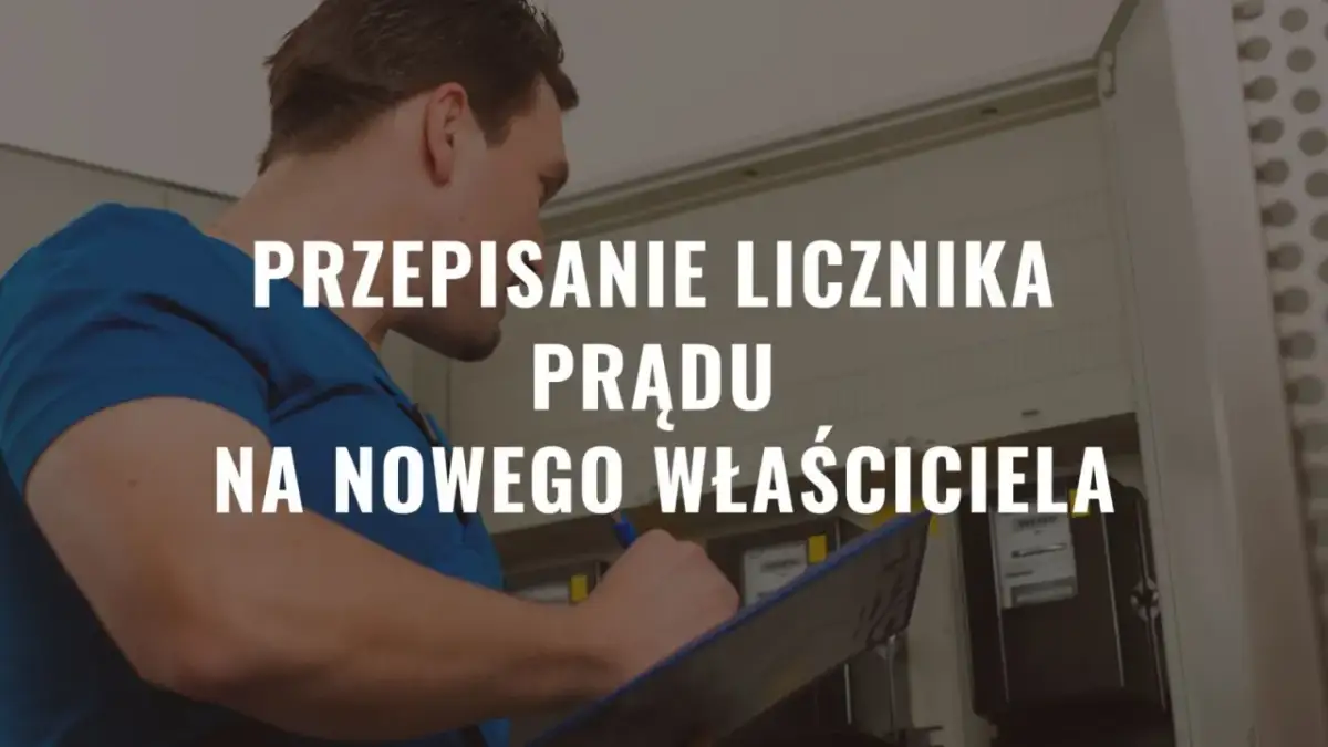 Pracownik spisuje dane licznika prądu. Dowiedz się, ile kosztuje przepisanie licznika prądu na nowego właściciela.