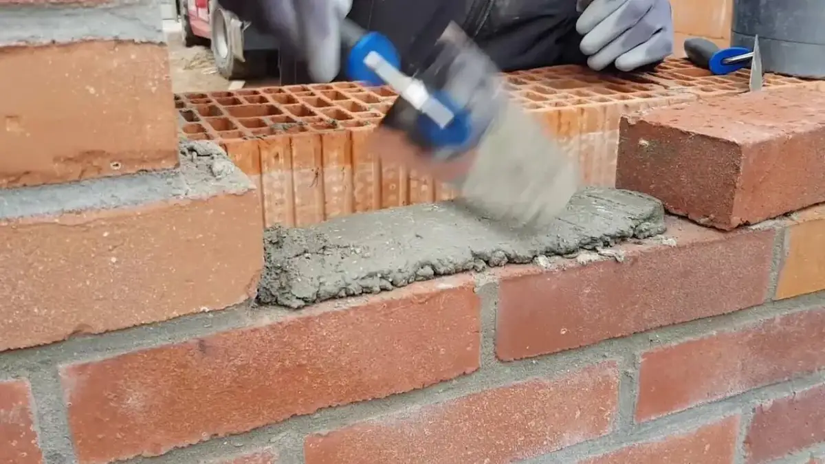 Ile wody dodać do zaprawy murarskiej? Kluczowe proporcje i wskazówki