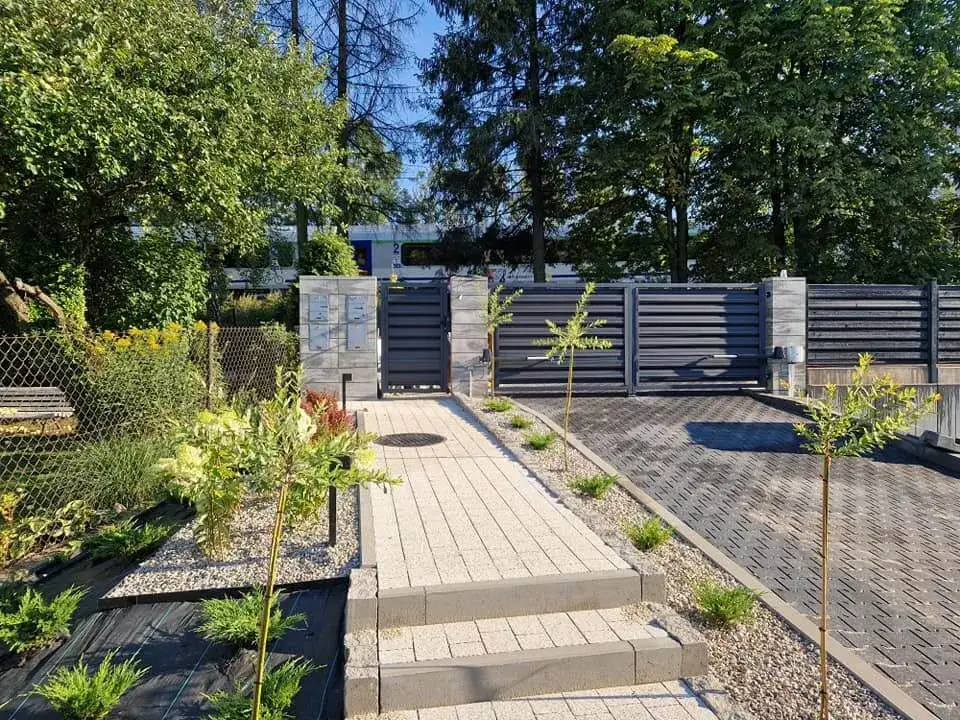 Jaką roślinę na ogrodzenie wybrać, aby zyskać prywatność i styl?