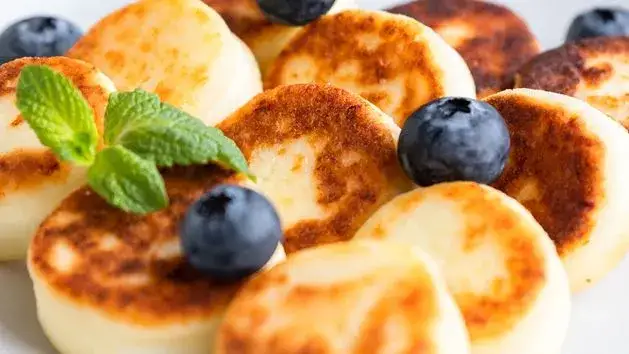 Pyszne dania z twarogu na słodko: Od śniadań po serniki przepisy