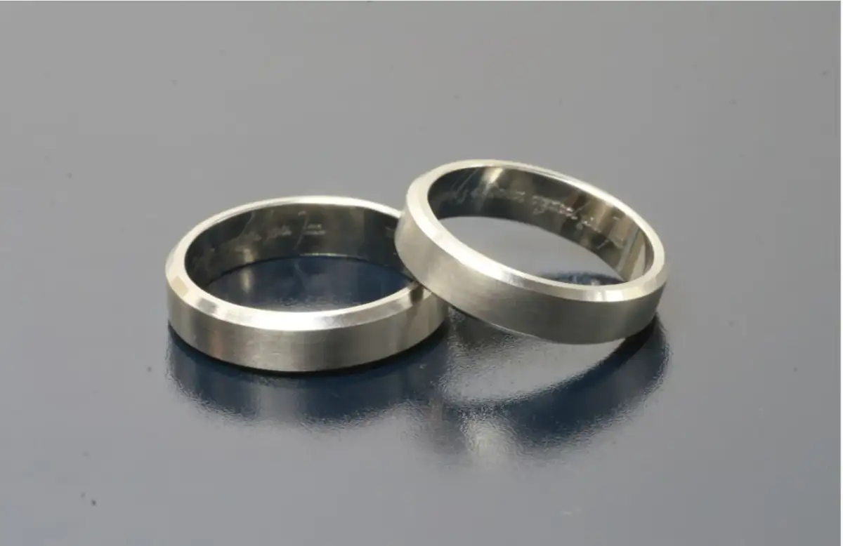 Obrączki fazowane: nowoczesna elegancja. Czy to Wasz styl?