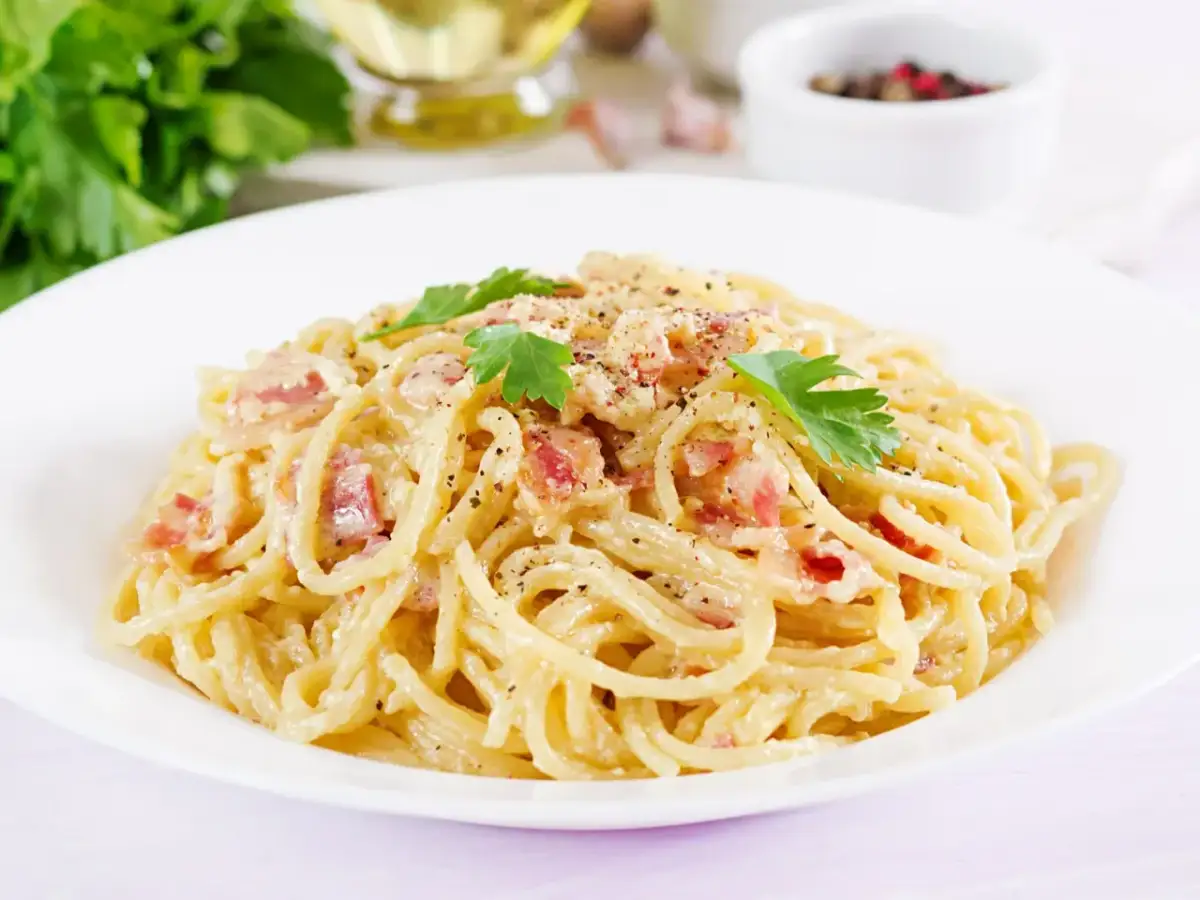 Przepis na spaghetti carbonara, który zawsze się udaje i zachwyca smakiem