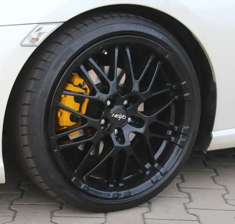 Czarne felgi: Jaki kolor zacisków podkreśli styl Twojego auta?