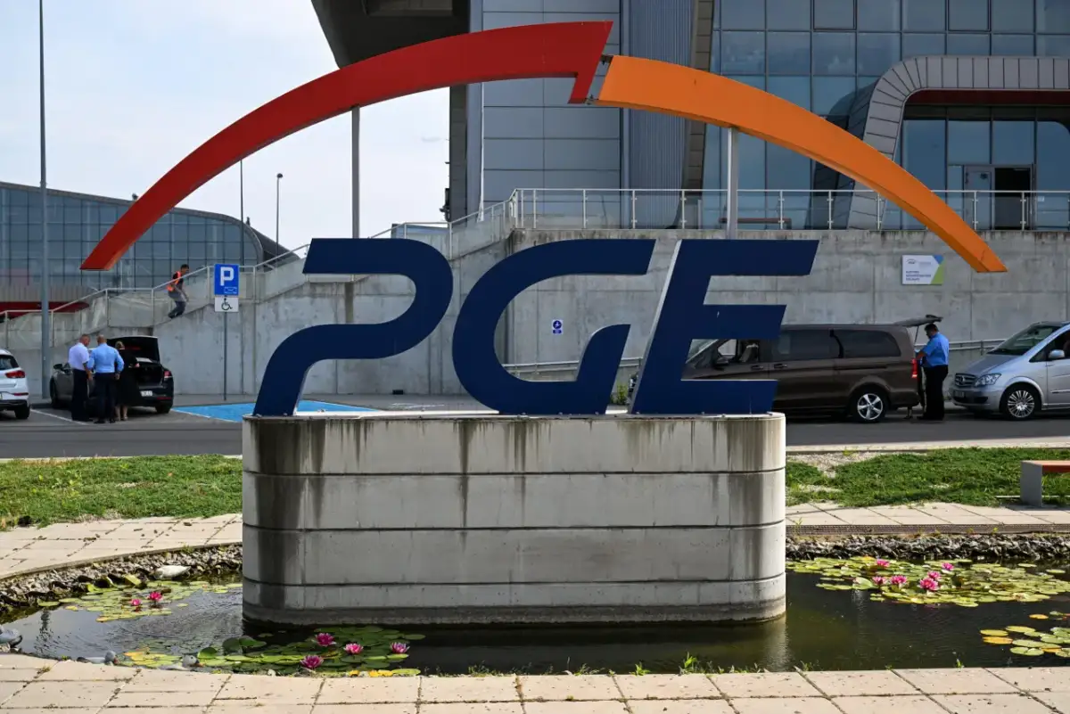 Logo PGE przed budynkiem. Zastanawiasz się, jak przepisać prąd na siebie PGE? Sprawdź informacje na stronie.