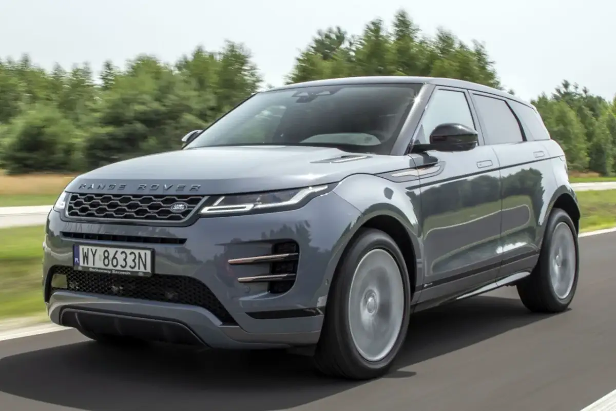 Szary Range Rover Evoque w ruchu. Czy land rover evoque jest awaryjny? Ten model wygląda na niezawodny, przemierzając malowniczą drogę.