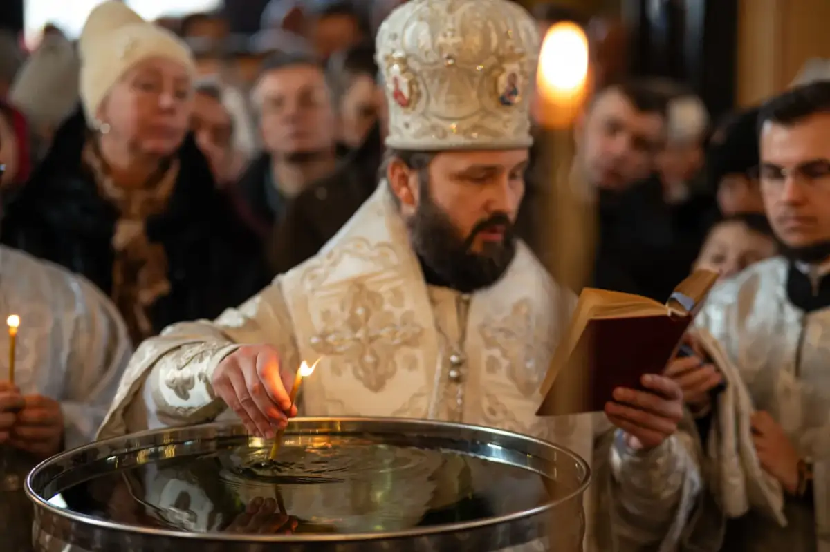 Święcenie wody w kościele – kiedy i dlaczego jest to ważne?