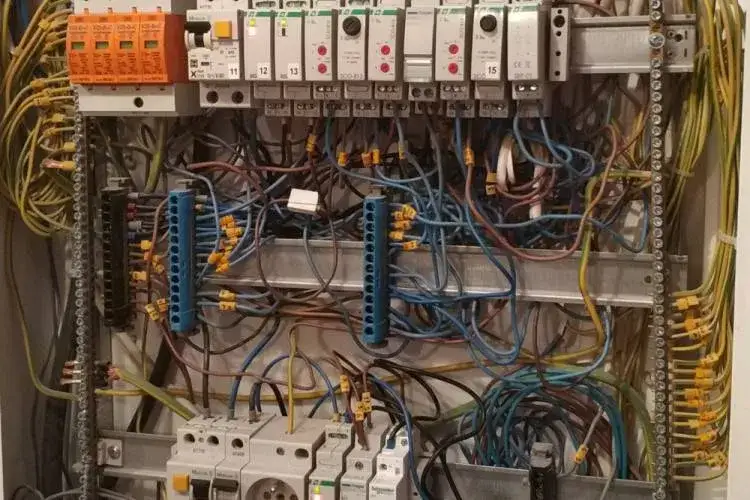 Jaki przewód od licznika do rozdzielni? Wybierz najlepiej i oszczędzaj energię