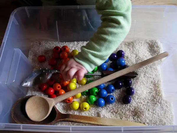 Pudełko Sensoryczne DIY: Jak Stworzyć i Bawić Się z Dzieckiem