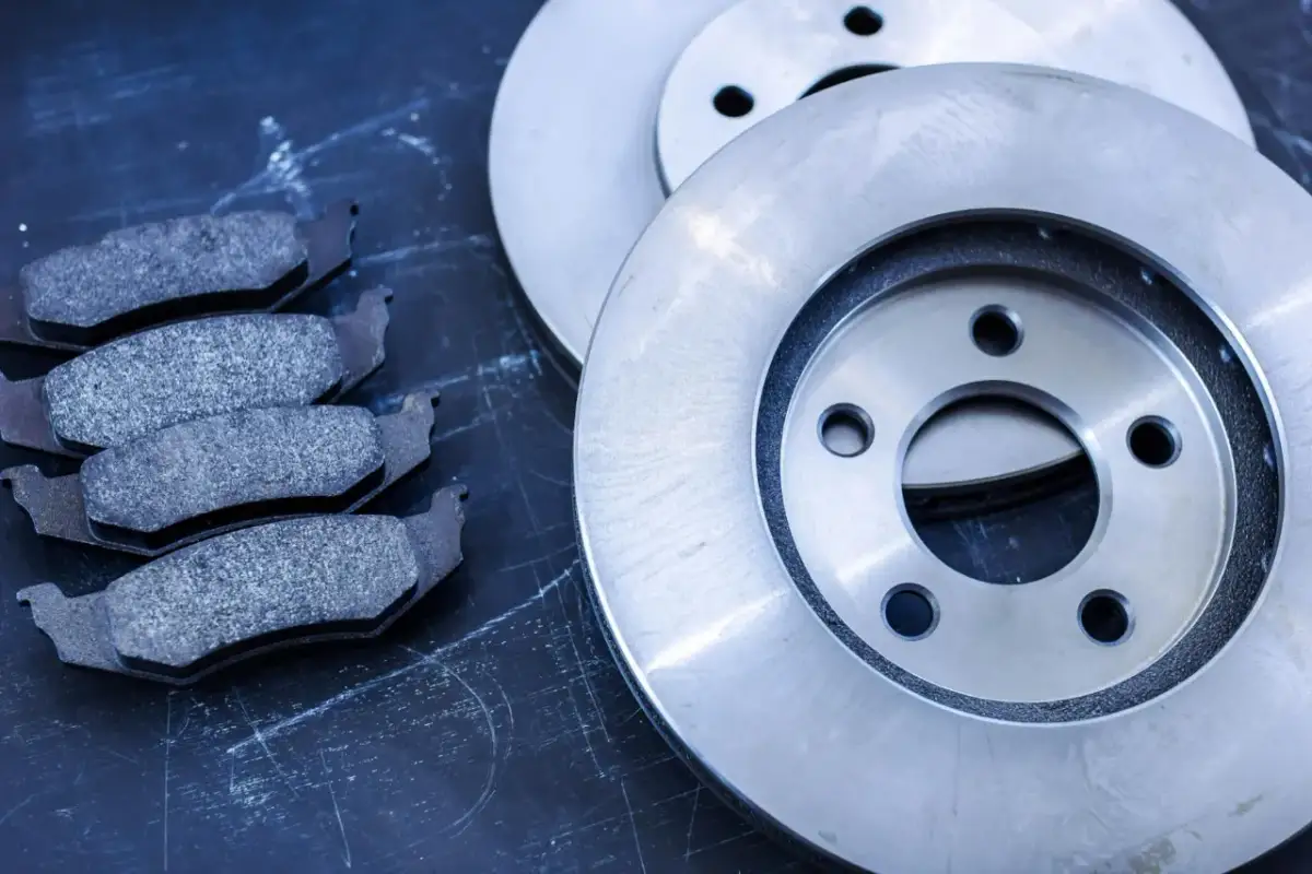 Nowe klocki hamulcowe i tarcze hamulcowe. Grubość nowych klocków hamulcowych jest imponująca, zapewniając bezpieczeństwo na drodze.