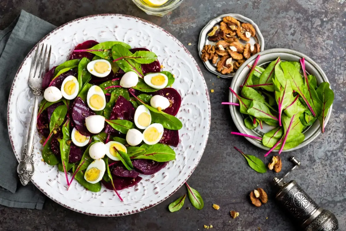 Czym się różni sałatka od surówki? Odkryj zaskakujące różnice