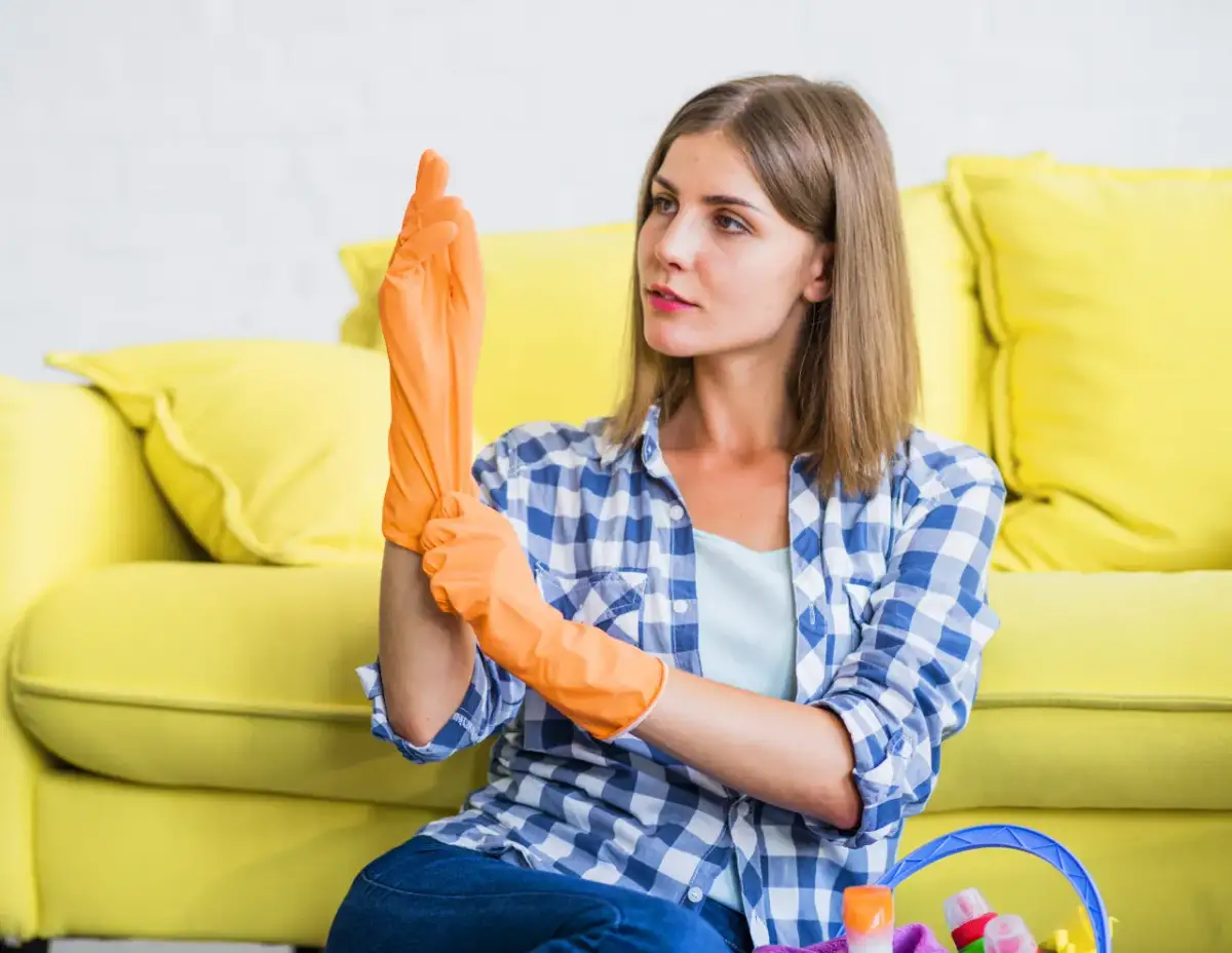 Jak usunąć stęchliznę z kanapy? Skuteczne domowe sposoby