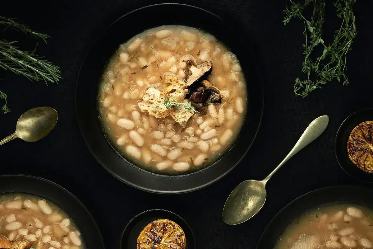 Zupa fasolowa: śmietana to tradycja! Jak hartować i czym zastąpić?