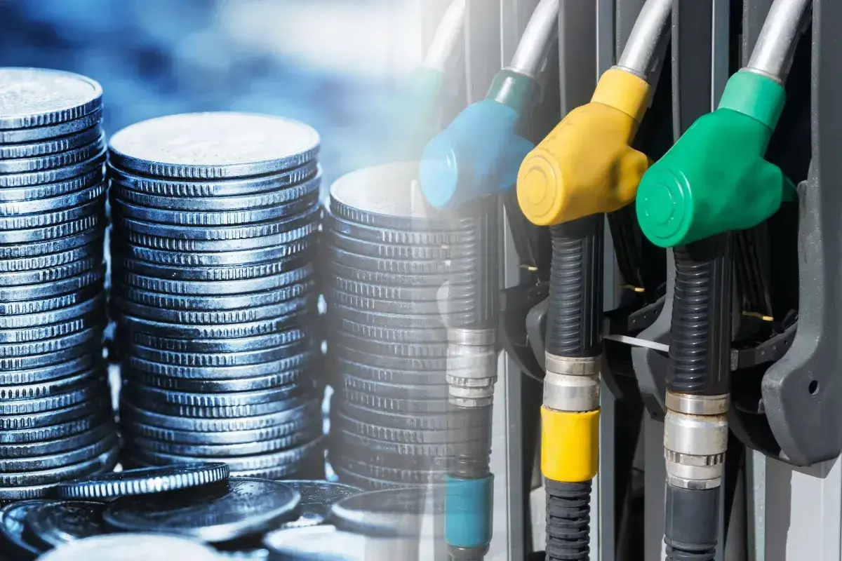 Stosy monet i dystrybutory paliwa sugerują pytanie: czy jest dofinansowanie do gazu ziemnego, by obniżyć koszty?