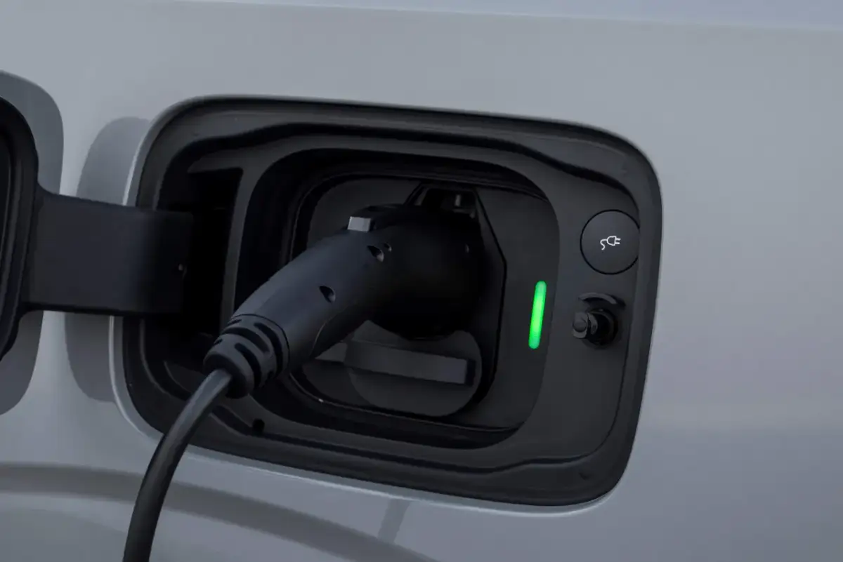 Ładowanie hybryd: Które podłączysz do gniazdka, a które nie?