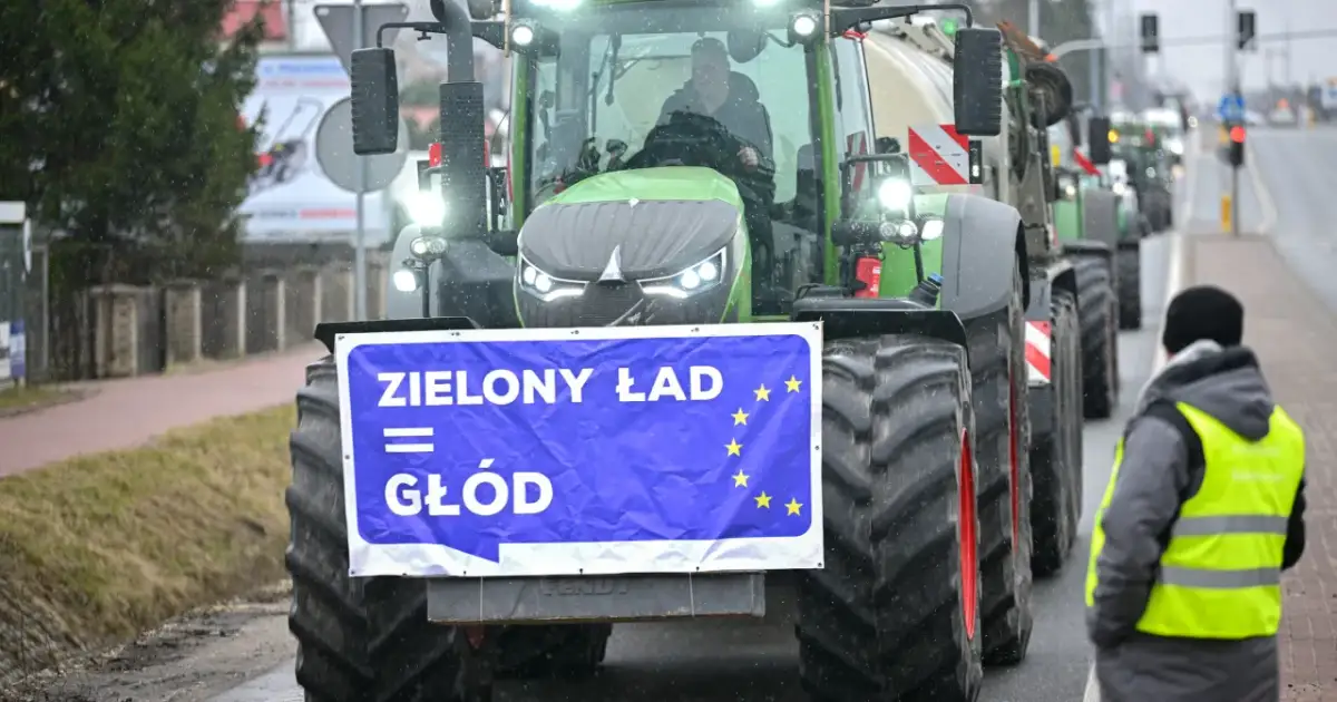 Traktory z transparentem "Zielony Ład = Głód" protestują przeciwko polityce UE.