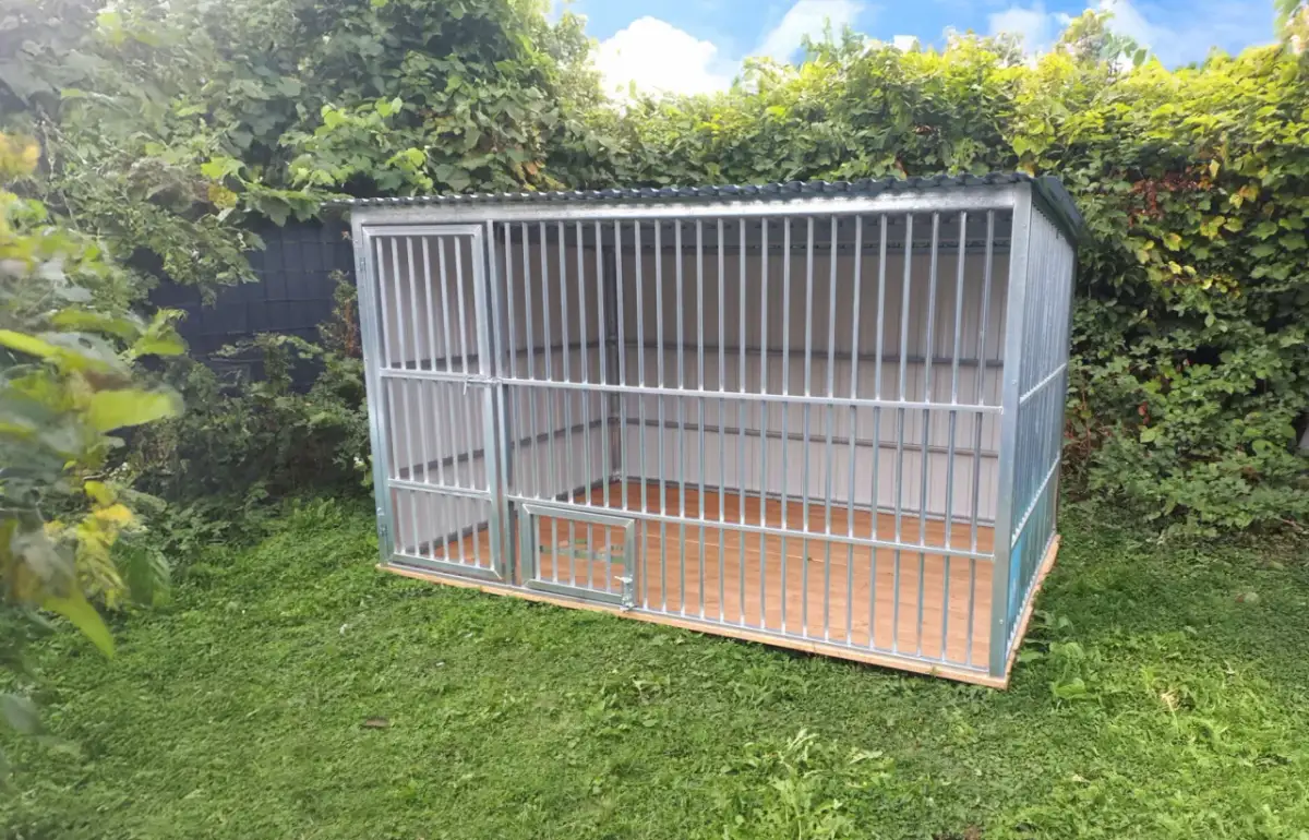 Solidny kojec dla psa, idealny do ogrodu. Zastanawiasz się jakie wymiary wybrać? Ten model oferuje przestronne wnętrze.