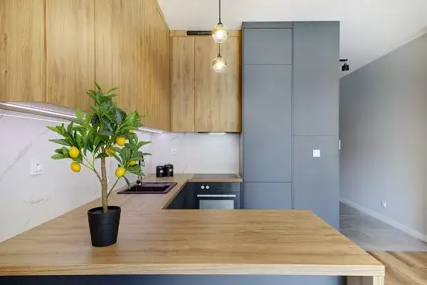 Drewniany blat w kuchni: Czy warto? Zalety, wady, pielęgnacja i koszty