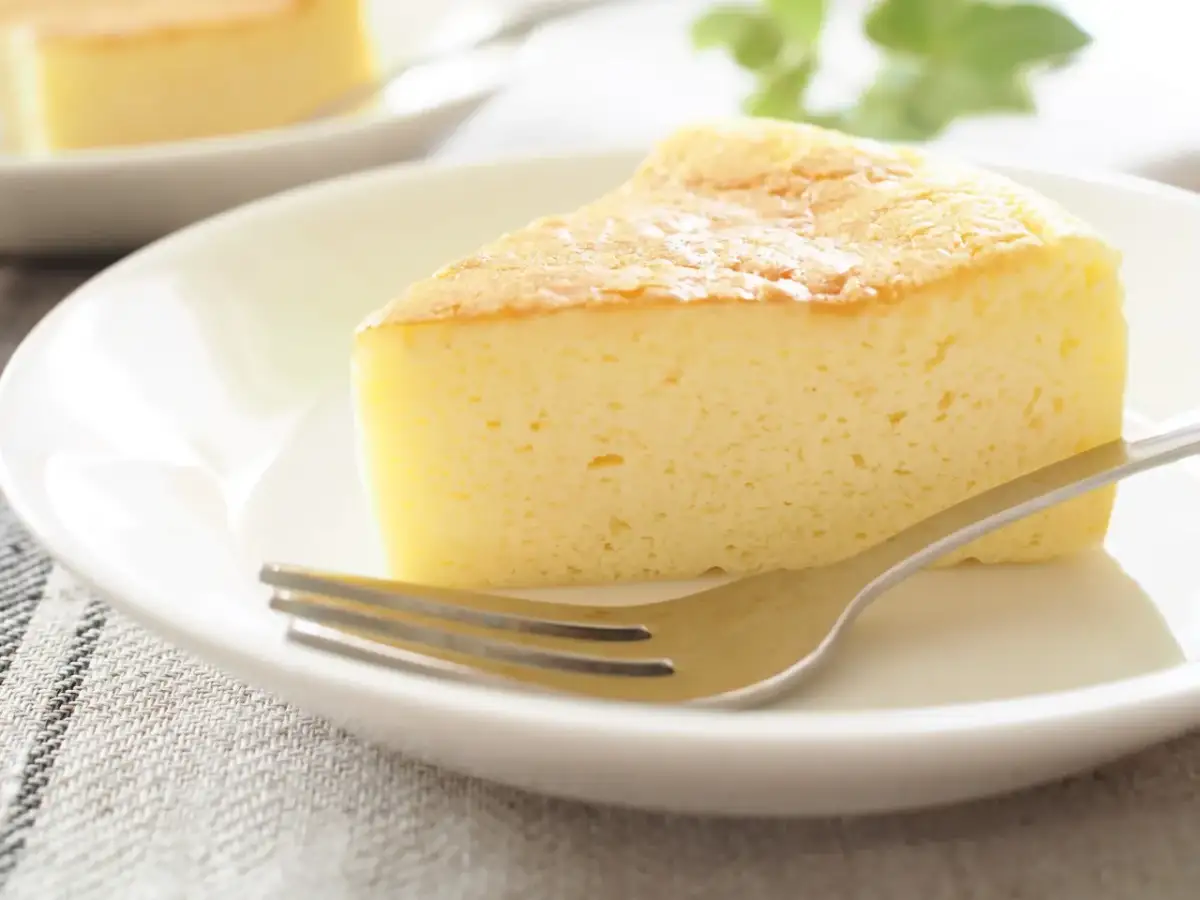 Czym polać sernik? Przepisy, triki i idealne wykończenie
