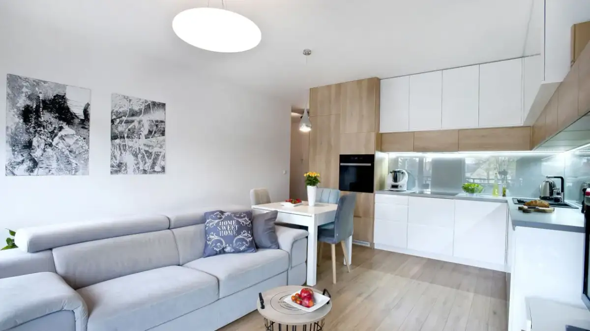 Jak urządzić małą kuchnię z salonem, by maksymalnie wykorzystać przestrzeń