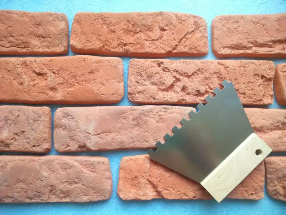 Jak prawidłowo układać cegłę dekoracyjną z fugą – poradnik dla trwałego efektu