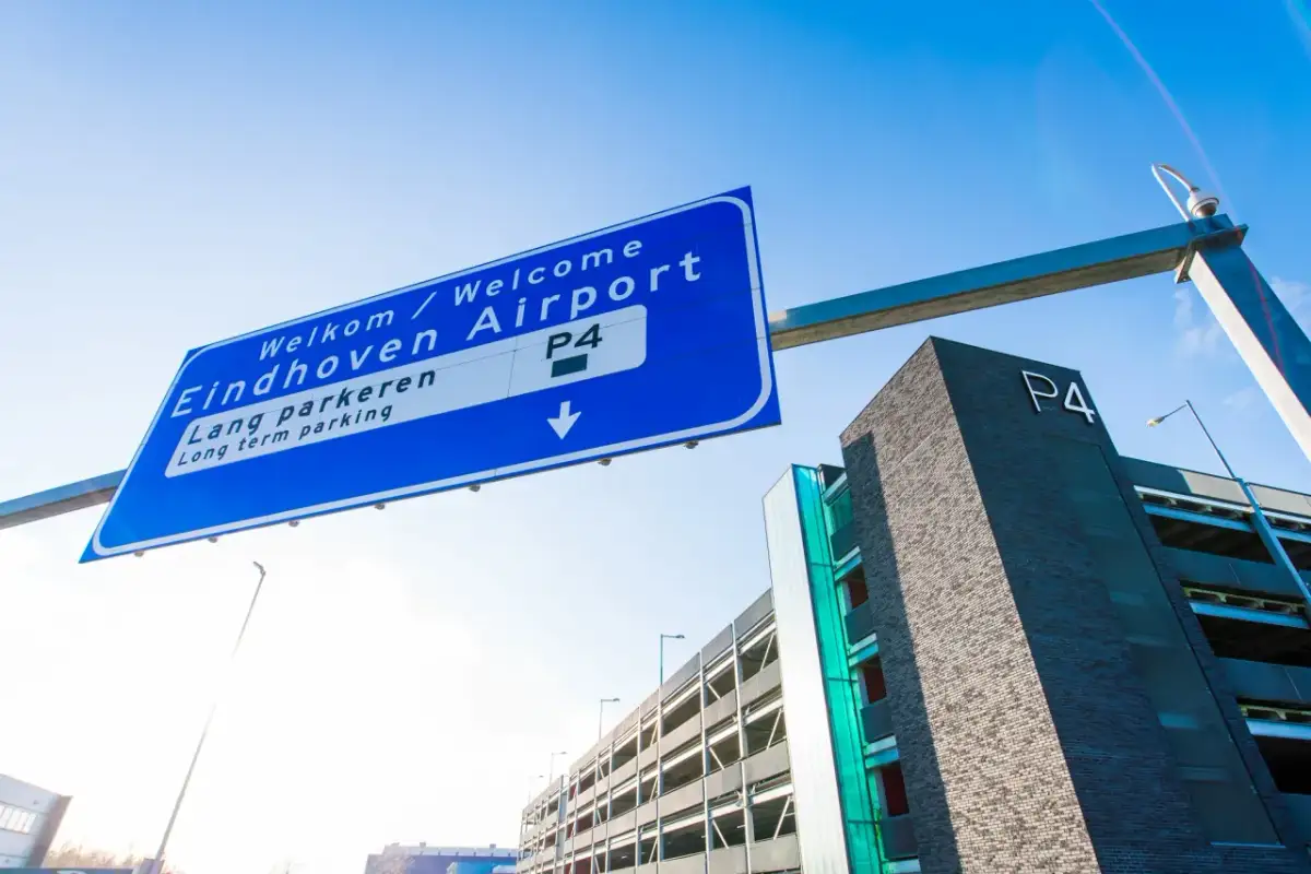 Parking Lotnisko Eindhoven: Oficjalne vs. prywatne. Oszczędź do 50%!