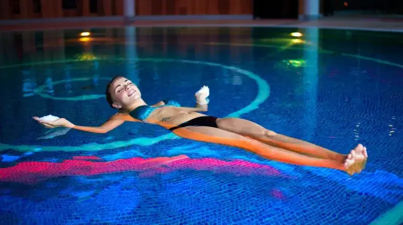 Hotelowy basen: przewodnik krok po kroku. Jak iść i co warto wiedzieć?